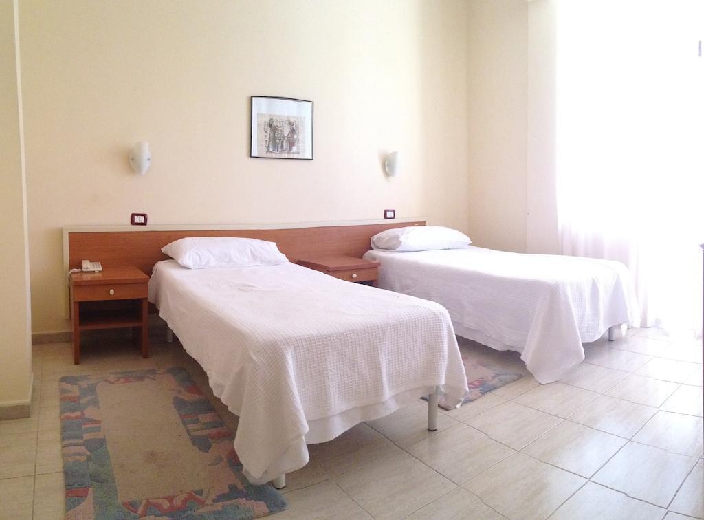 Akropoli Hotel Kryemëdhej Oda fotoğraf